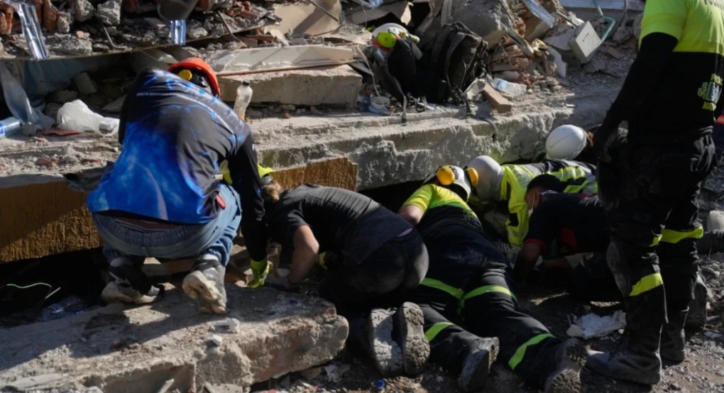 «Κάθε φορά που βρίσκουν κάποιον ζωντανό, ξαναγεννιέται η ελπίδα»: 254 οι νεκροί από τον σεισμό στην Κολομβία