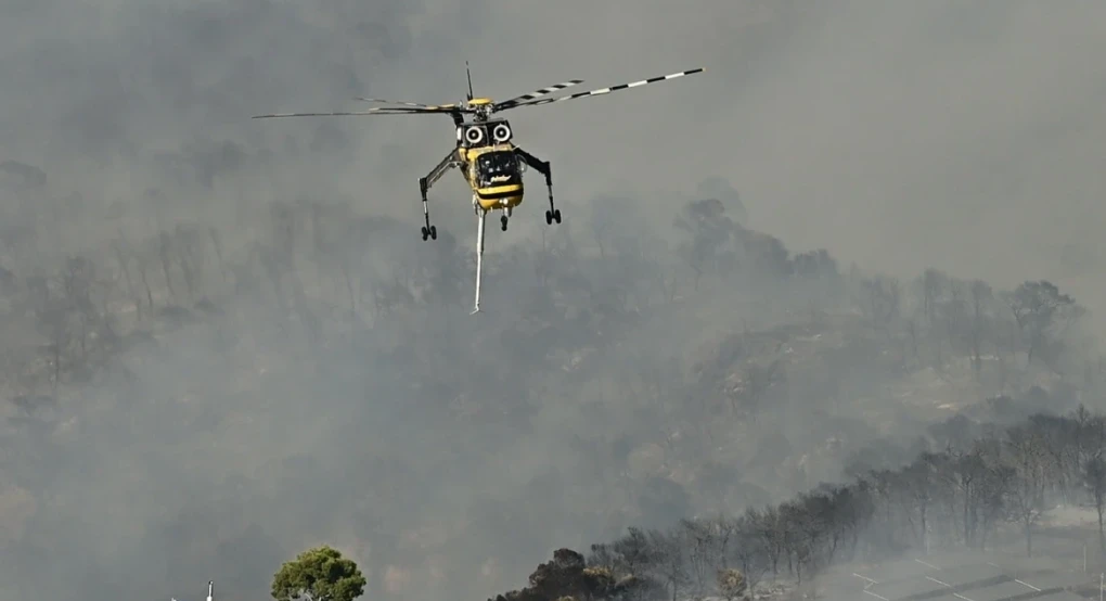 Με ενισχύσεις από όλη την Ελλάδα, 4 αεροσκάφη και 2 ελικόπτερα συνεχίζεται η μάχη με τη φωτιά στη Σκύρο, στα βορειοανατολικά το κύριο μέτωπο