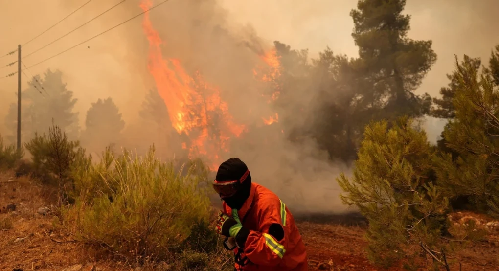 Φωτιά στη Δυτική Αττική: Συνεχίζεται η μάχη στα πύρινα μέτωπα – Στον οικισμό της Αγίας Σκέπης οι φλόγες