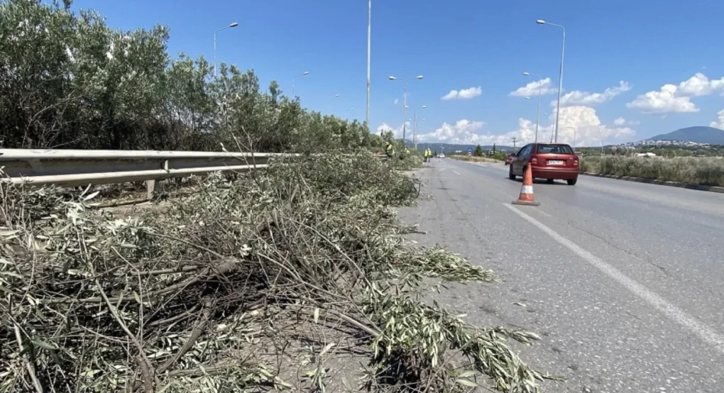Εργασίες συντήρησης και κοπής πρασίνου στην Εθνική Οδό Θεσσαλονίκης - Νέων Μουδανιών από την ΠΚΜ