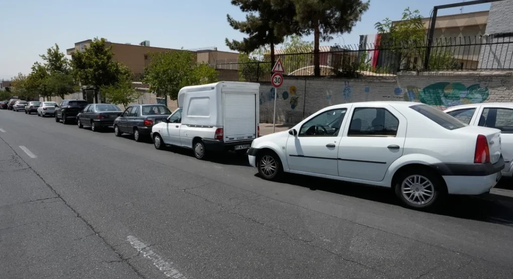 Αλαλούμ στο Ιράν με τις αμερικανικές κυρώσεις -Πολίτες κάνουν ουρά έξω από τα βενζινάδικα της Τεχεράνης