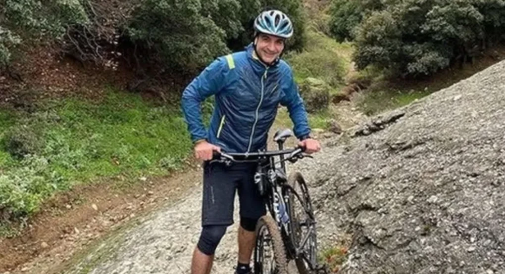 Ατύχημα για τον Κυριάκο Μητσοτάκη στα Χανιά - Τραυματίστηκε ελαφρά μετά από πτώση με το ποδήλατό του