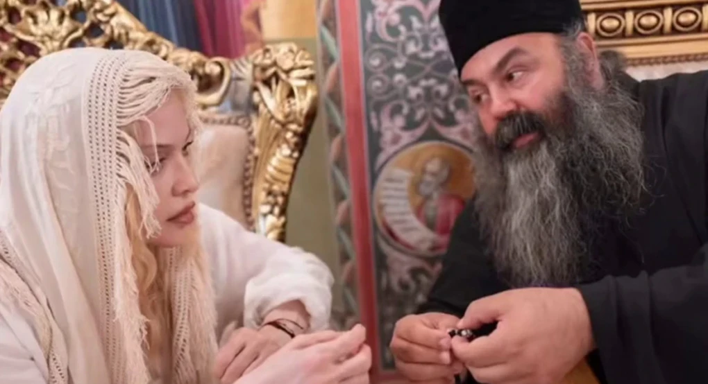 «Οι αμαρτίες μου είναι η σωτηρία μου»: Η Μαντόνα δημοσίευσε νέες φωτογραφίες από το ταξίδι της στην Ελλάδα