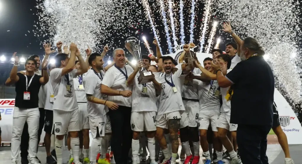 Η fair-play κίνηση του Μάριου Ηλιόπουλου: Χειροκρότησε τους παίκτες του ΟΦΗ την ώρα που σήκωναν του Super Cup
