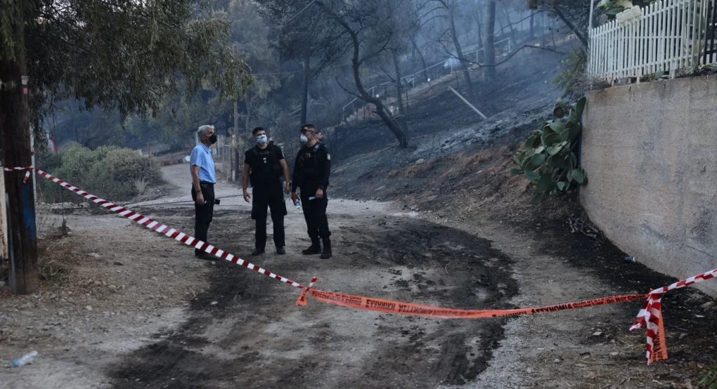Εξετάζουν και το ενδεχόμενο εμπρησμού με δόλο για τη μεγάλη, φονική φωτιά στη Σαλαμίνα