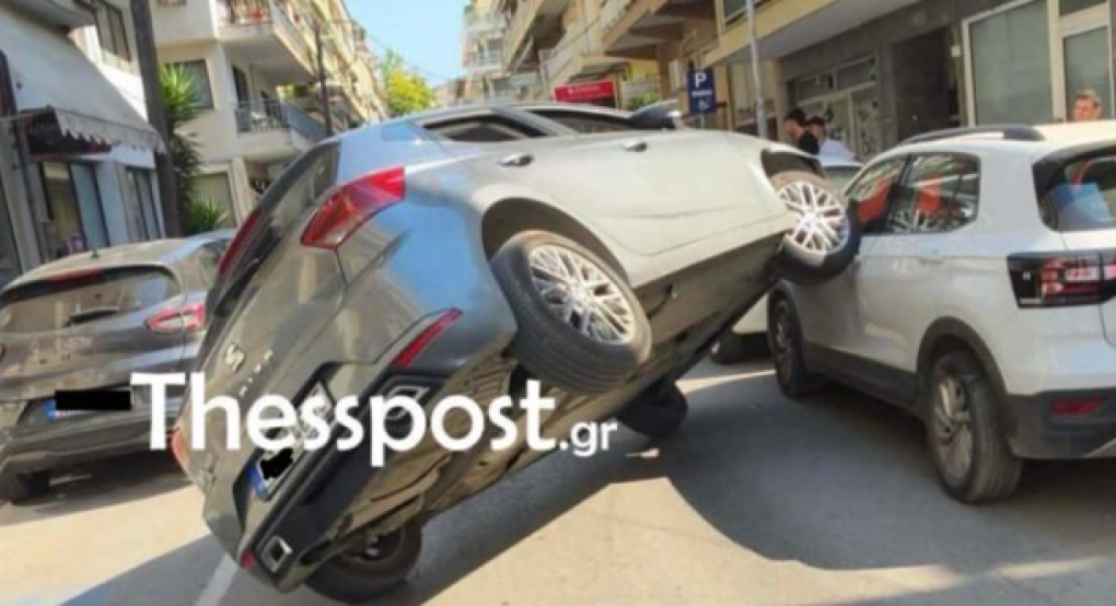 Απίθανο τροχαίο στη Θεσσαλονίκη: «Απογειώθηκε» αυτοκίνητο (ΦΩΤΟ)