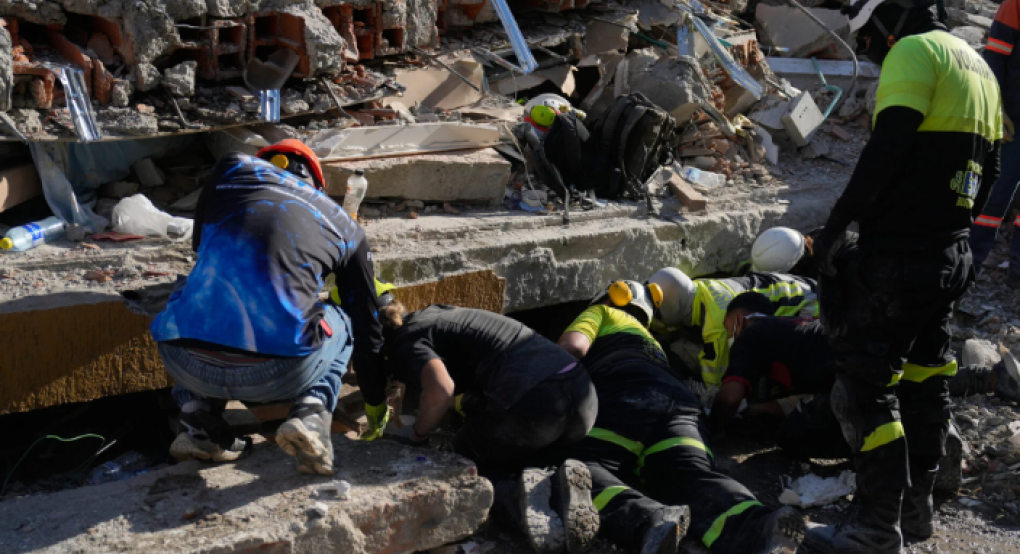 Σεισμός στην Κολομβία: Πώς ένας ψίθυρος οδήγησε στη διάσωση ενός βρέφους και του πατέρα του [βίντεο]