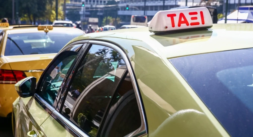 Οδηγός ταξί πήρε 600 ευρώ από οικογένεια τουριστών με την απειλή βίας για κούρσα αεροδρόμιο - κέντρο Αθήνας