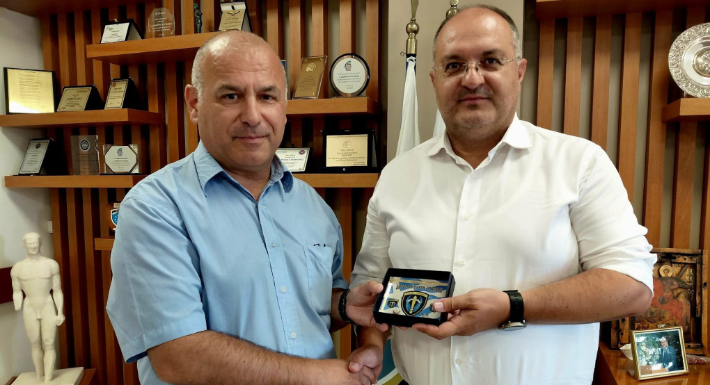 Τιμητική πλακέτα στον Δήμαρχο Κιλκίς από τον Διευθυντή των Ειδικών Δυνάμεων του ΓΕΣ