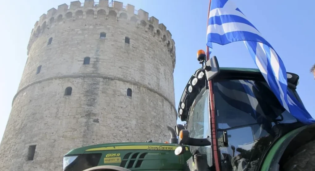 Απόβαση αγροτών με τρακτέρ στη Θεσσαλονίκη στο συλλαλητήριο για τα εγκαίνια της 90ής ΔΕΘ