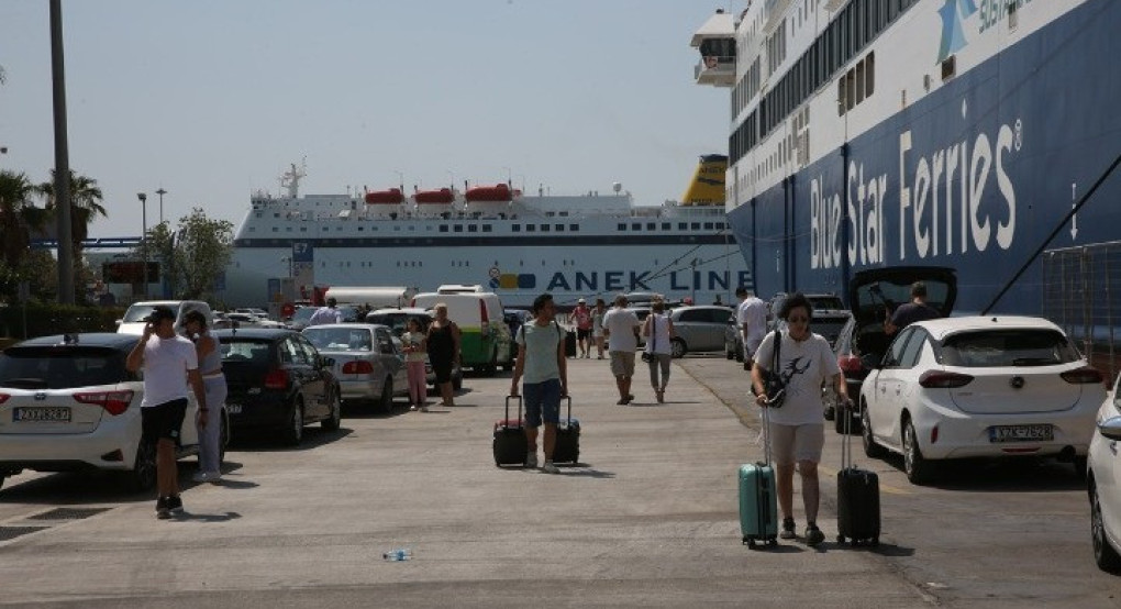 Μετ' εμποδίων η έξοδος του Δεκαπενταύγουστου λόγω ισχυρών ανέμων