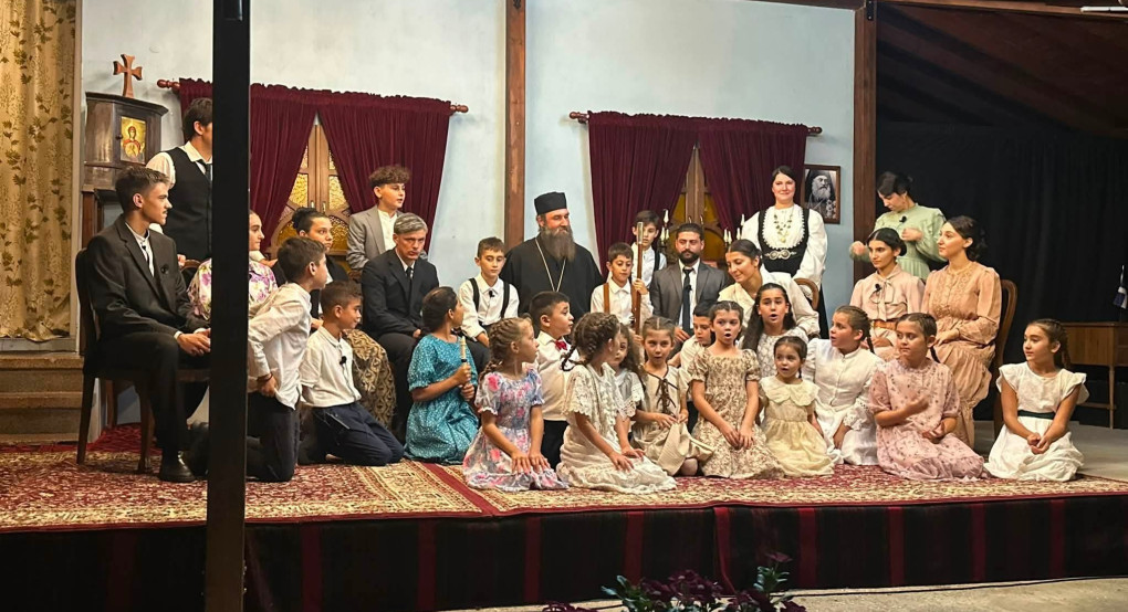 Ριζοχώρι: Συγκίνησε η παράσταση για τον Άγιο Χρυσόστομο Σμύρνης – Παρών ο Μητροπολίτης Ιωήλ