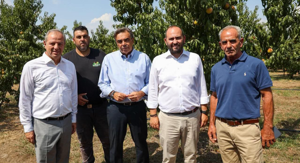 Στα κτήματα του  ο Μαργαρίτης Σχοινάς  μαζι με τον Νίκο  Δημητριάδη – Η αγροτική γη στο επίκεντρο