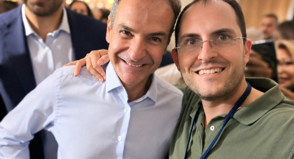 Χαμόγελα, χειραψίες και selfie του πρωθυπουργού με τον Στέφανο Μίντζα στο Electra Palace
