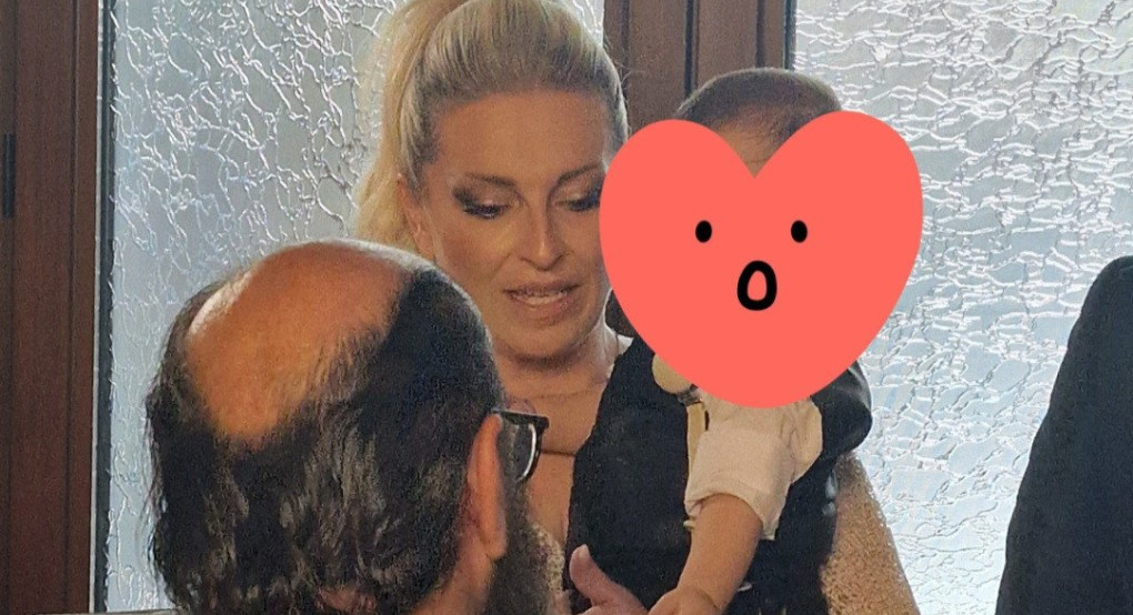 Κουμπάρα η Μαρία Παπαδοπούλου – Μια «άξια νονά» για τον μικρό
