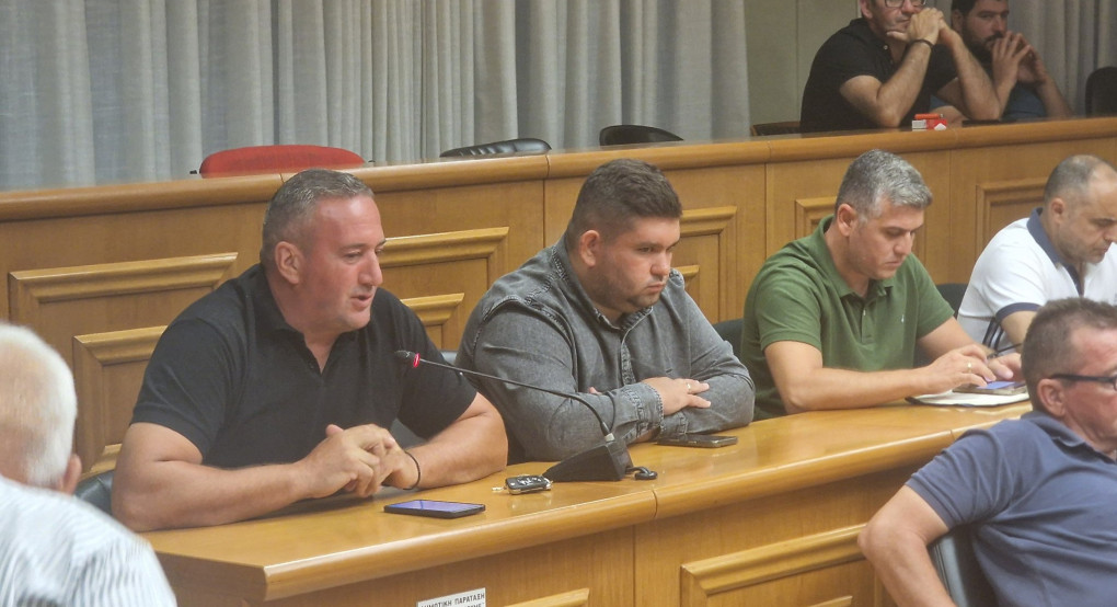 Χρήστος Μπάτσης στο Δημοτικό Συμβούλιο Αλμωπίας: Ερωτήματα για κλειστό γυμναστήριο, παιδικές χαρές και Λουτρόπολη