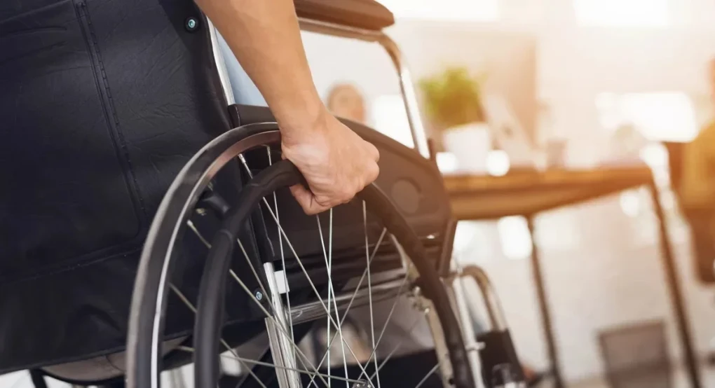 Πάνω από 1.800 μόνιμες προσλήψεις ΑμεΑ, με και χωρίς πτυχίο