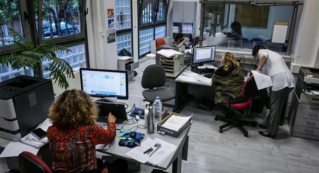 Δημόσιοι υπάλληλοι: Πόσα θα δουν στην τσέπη από το επίδομα Χριστουγέννων των 500 ευρώ