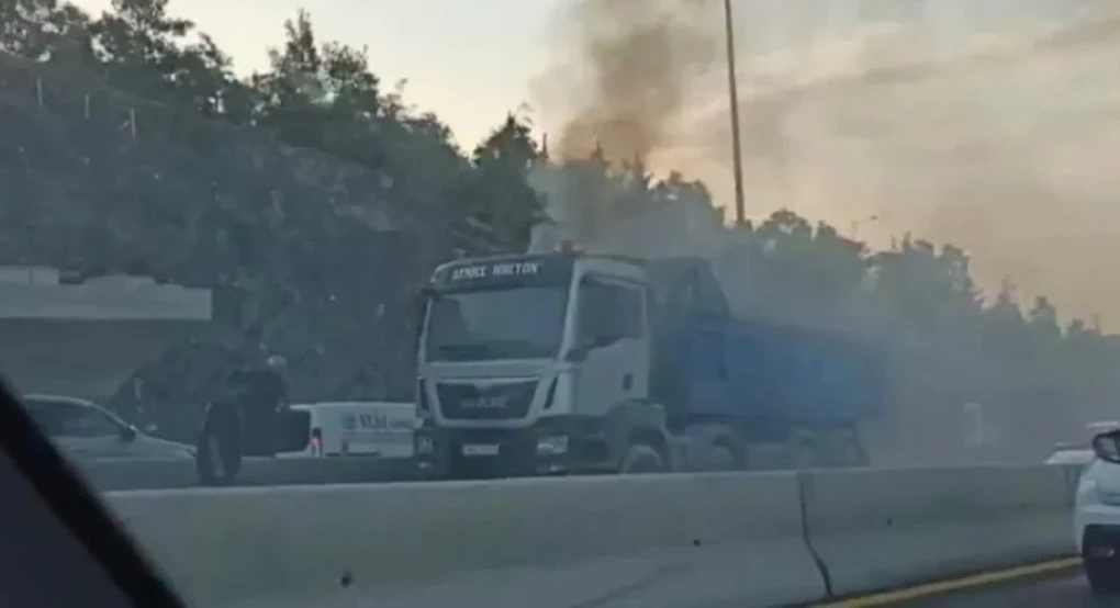 Θεσσαλονίκη: Φωτιά σε φορτηγό στον περιφερειακό – Πυκνοί καπνοί και μποτιλιάρισμα