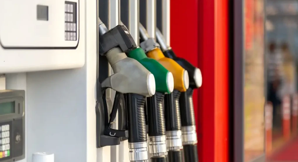 Στα 106 δολάρια το Brent, στα ύψη αμόλυβδη και ντίζελ – Σε αυξημένη επιφυλακή η κυβέρνηση για να «φρενάρει» το κόστος
