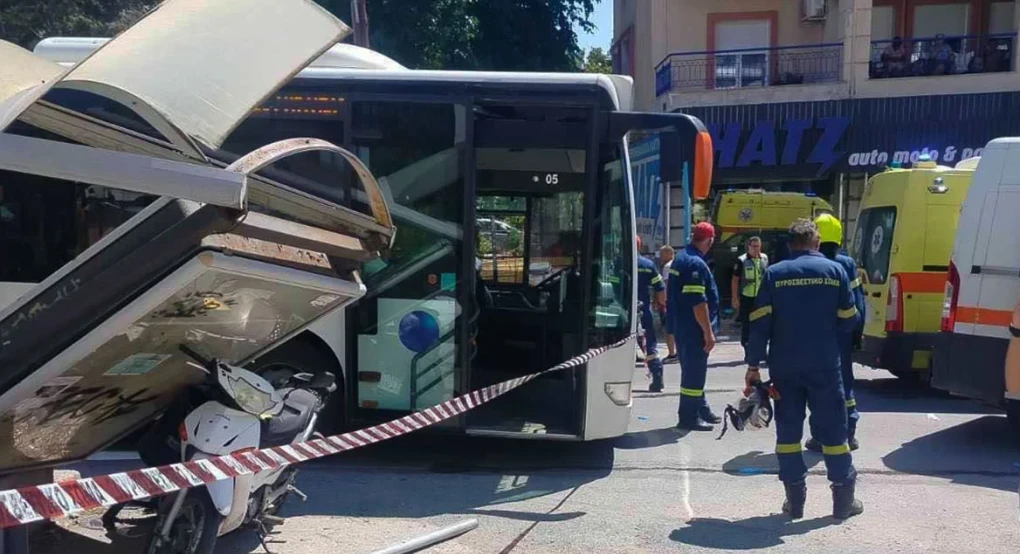 Πώς έγινε το σοβαρό τροχαίο στη Θεσσαλονίκη, θα υποβληθεί σε χειρουργείο η 21χρονη που περίμενε στη στάση όταν έπεσε πάνω το λεωφορείο