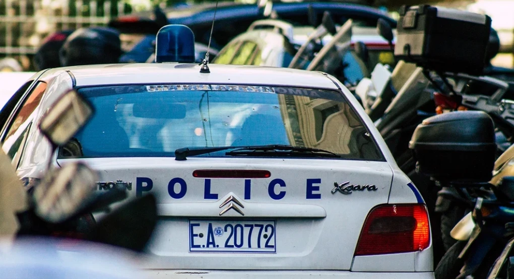 Χειροπέδες σε δύο για τους πυροβολισμούς στο beach bar στην Ανάβυσσο – Τον Αλκέτ Ριζάι ψάχνει η ΕΛ.ΑΣ.