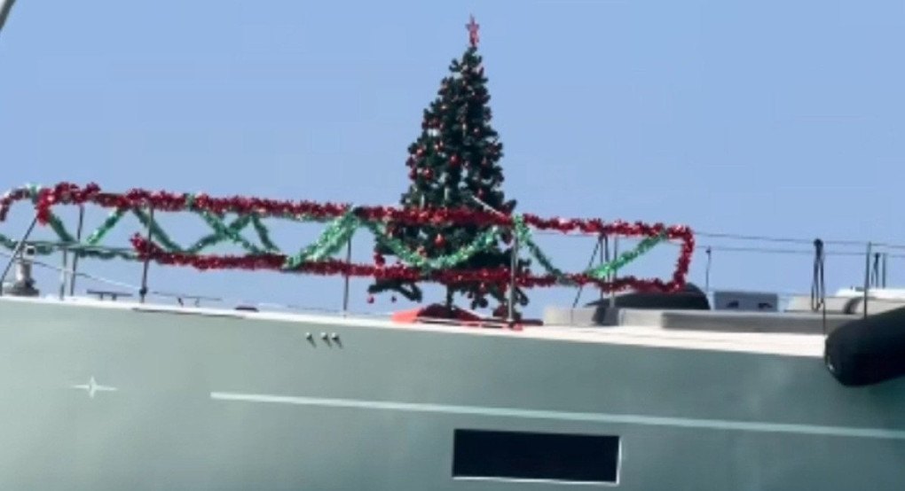 Σύβοτα: Σκάφος στόλισε… για τα Χριστούγεννα με το που μπήκε ο Σεπτέμβριος