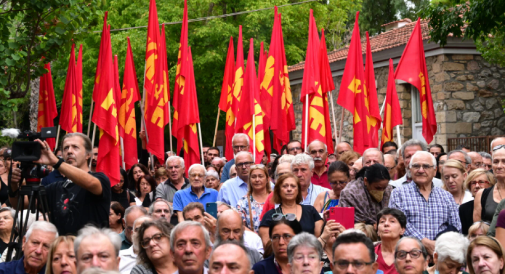 Σπύρος Χαλβατζής: Τελευταίο «αντίο» στο ιστορικό στέλεχος του ΚΚΕ – Σε βαρύ κλίμα η πολιτική κηδεία [εικόνες]