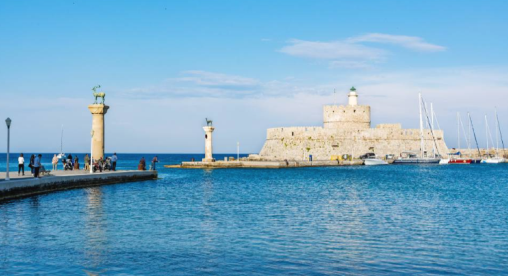Σύλληψη ανηλίκου στο λιμάνι της Ρόδου – Μετέφερε 240 κροτίδες μέσα στο σακίδιό του