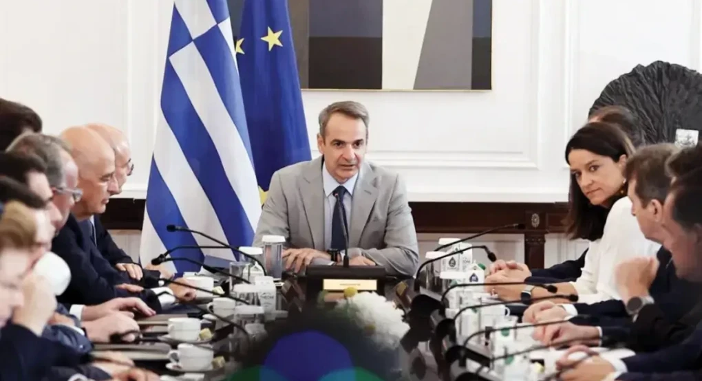 Δημοσκοπήσεις: «Χαμόγελα» στη ΝΔ από τα ποιοτικά στοιχεία – Η βελτίωση του κλίματος και οι «αστερίσκοι» για Μητσοτάκη