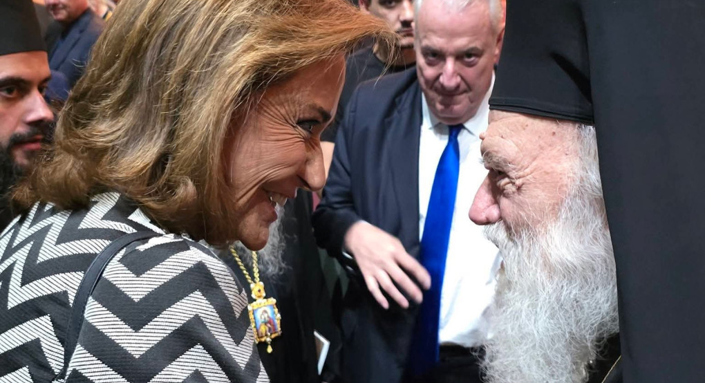 Ντόρα Μπακογιάννη στην εκδήλωση της Μονής Ξενοφώντος – Μήνυμα εξομάλυνσης στις σχέσεις Εκκλησίας και κυβέρνησης