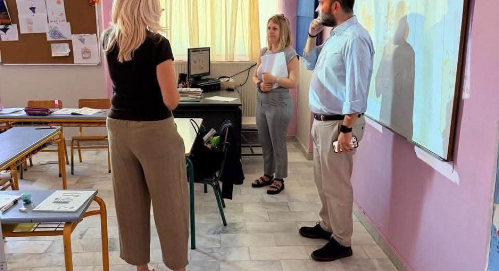 Λάκης Βασιλειάδης στο Δημοτικό Σχολείο Καλυβίων – Συζήτηση για τις ανάγκες μαθητών και εκπαιδευτικών