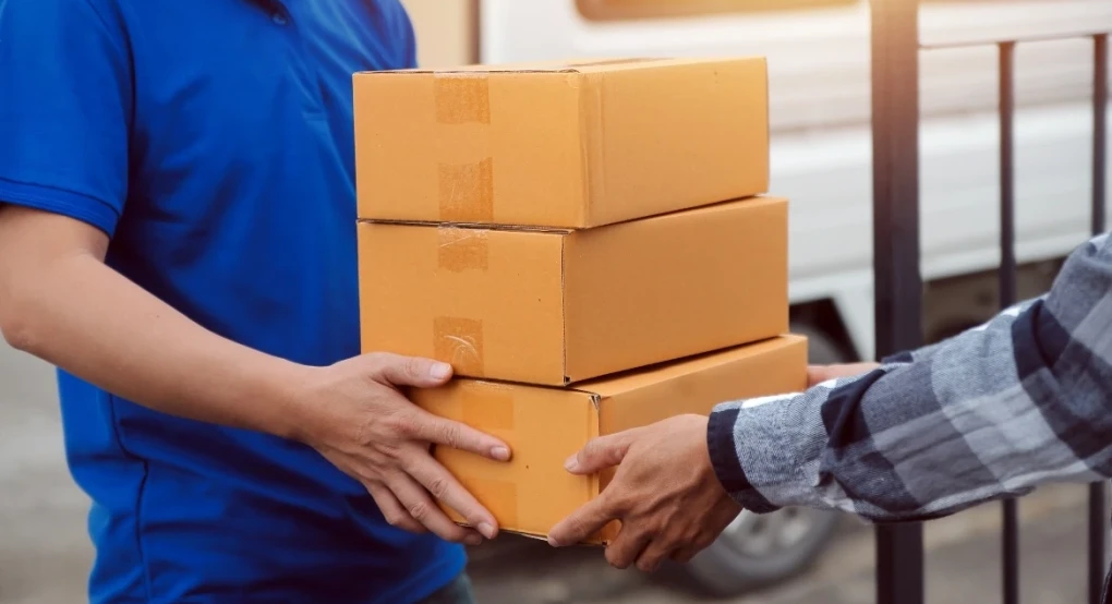 Τέλος τα μετρητά στις παραδόσεις δεμάτων με courier, υποχρεωτικές οι ηλεκτρονικές πληρωμές