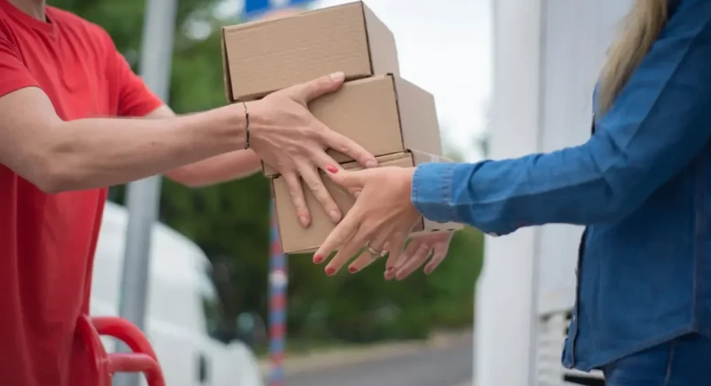 Courier: Ανατροπή με την αντικαταβολή - "Παγώνει" το σχέδιο για τέλος στα μετρητά