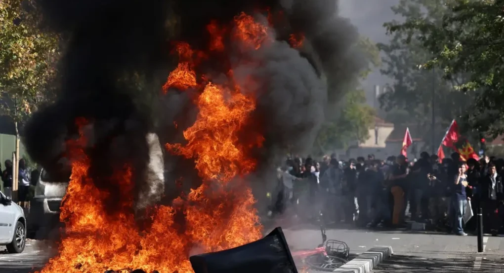 Γαλλία: Χάος από τις διαδηλώσεις – Έκαψαν γυναίκα στο πρόσωπο, ξυλοκόπησαν αστυνομικό