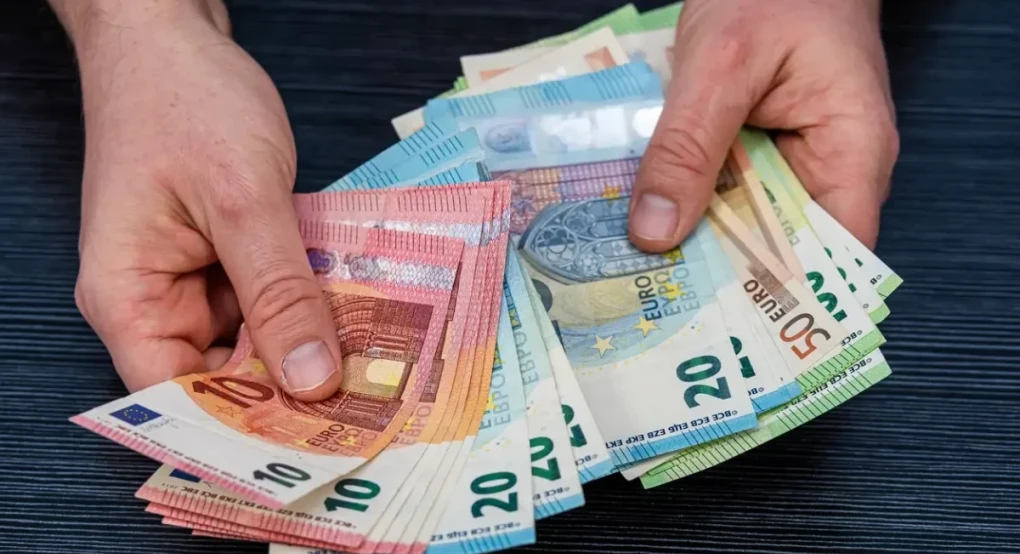 Πόσα ευρώ θα φθάσουν τελικά στην «τσέπη» των δημοσίων υπαλλήλων με την αύξηση των 40 ευρώ – Αναλυτικά παραδείγματα