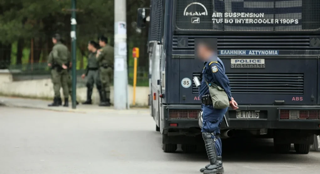 Σοκ στη Θεσσαλονίκη: 42χρονος αστυνομικός αυτοκτόνησε με το όπλο του σε υπηρεσιακό λεωφορείο