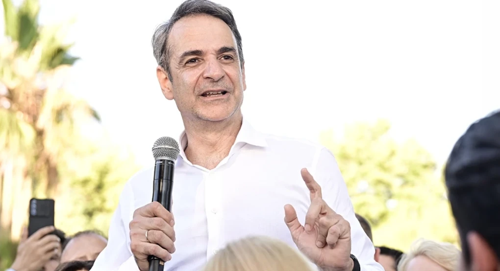 Ο Μητσοτάκης ξεκινά περιοδείες με το βλέμμα στον δύσκολο χειμώνα και βάζει φρένο στα γαλάζια «φάλτσα»