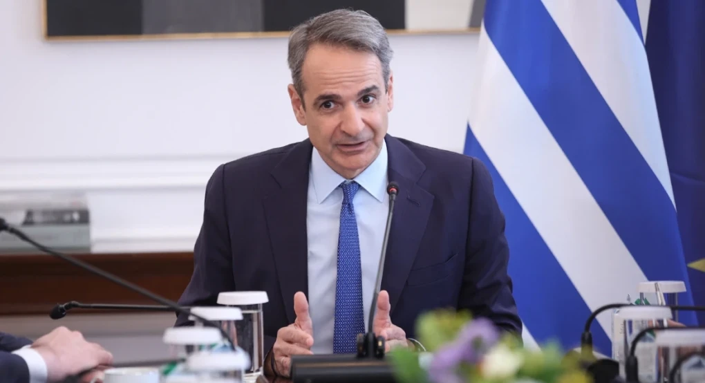 Γιατί ο Μητσοτάκης έστειλε μήνυμα στο εσωτερικό της ΝΔ και απάντησε στα «καβαλημένα καλάμια» της Ντόρας