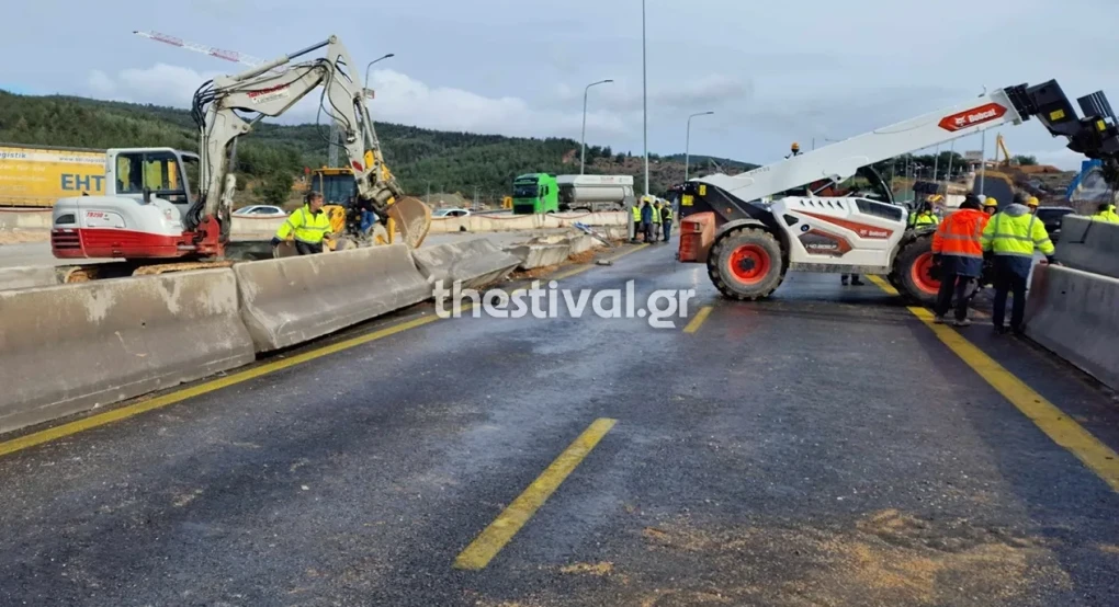 Θεσσαλονίκη: Φορτηγό φράκαρε κάτω από γέφυρα στον περιφερειακό – Αυξημένη κίνηση