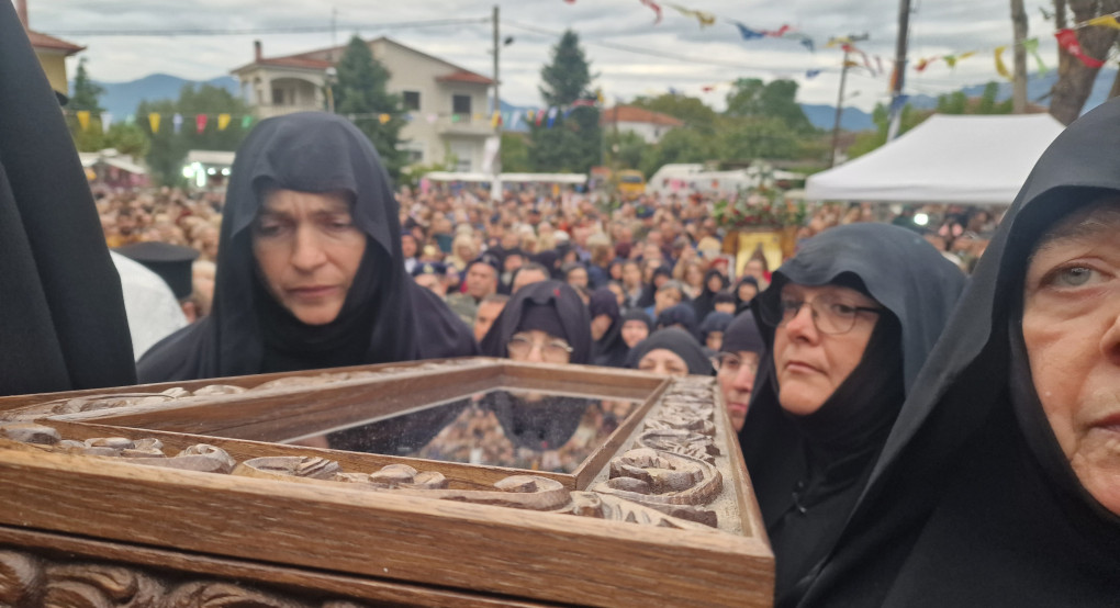 Ρίγη συγκίνησης στη Χρυσή Αλμωπίας: Στα χέρια των μοναχών τα Ιερά Λείψανα της Αγίας Χρυσής – Μια πομπή πίστης και αφοσίωσης στον Χριστό