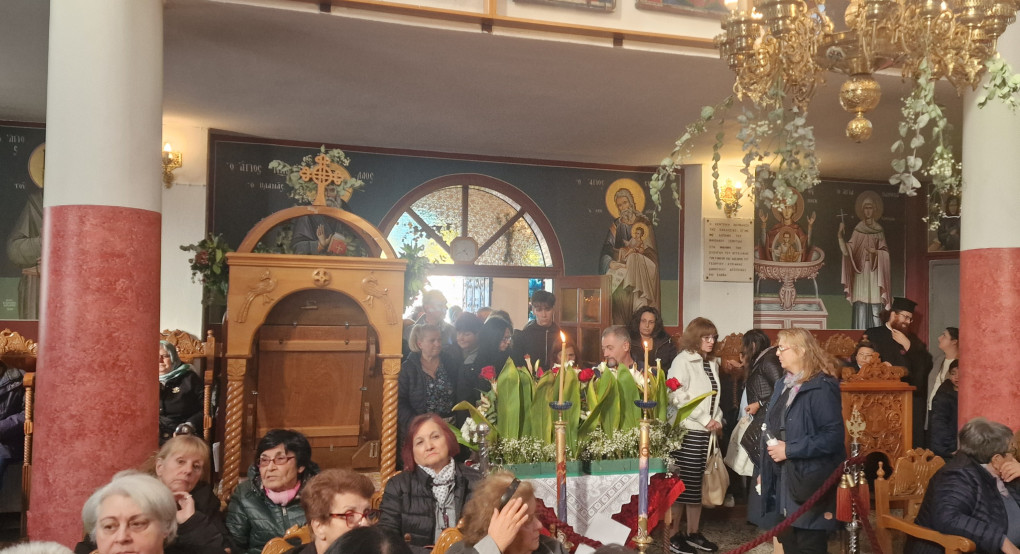 Συνεχίζεται η μεγάλη προσέλευση πιστών για το προσκύνημα των ιερών λειψάνων της Αγίας Χρυσής στην Αλμωπία