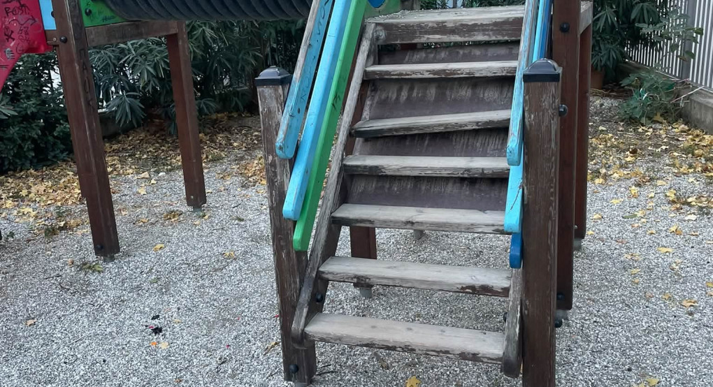 Σωτήρης Μούκας: «Προσοχή στην παιδική χαρά στο Τζαμί» – Καταγγελία για σάπια σκαλοπάτια στην τσουλήθρα