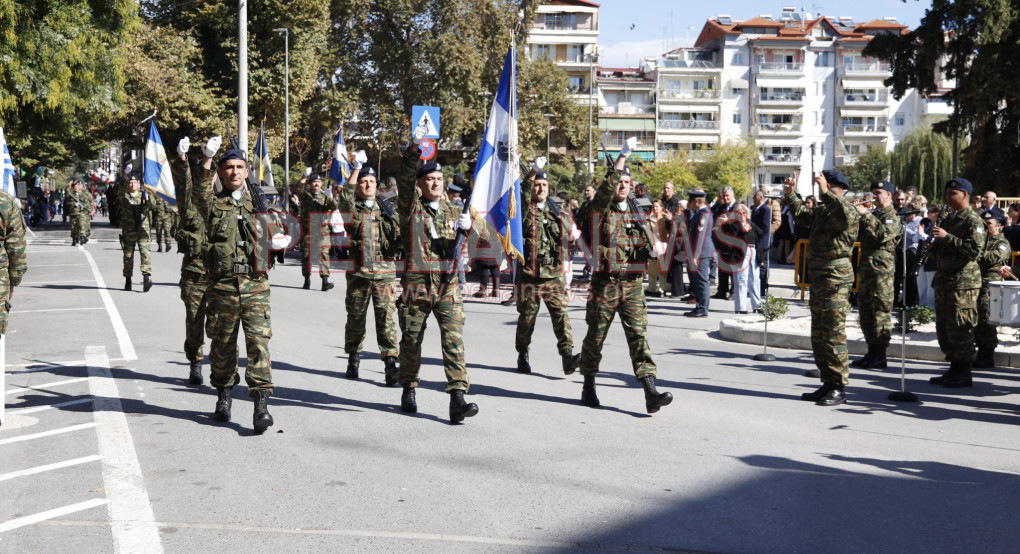 Με παραδοσιακές φορεσιές και στρατιωτική παρουσία η παρέλαση για την απελευθέρωση της Έδεσσας