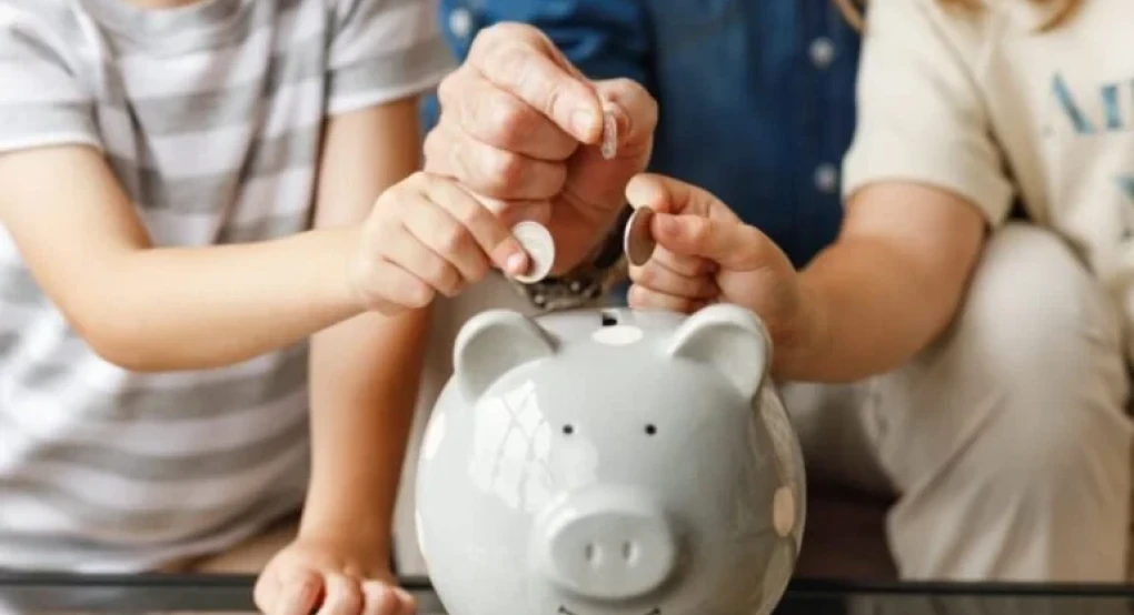Επενδυτικός λογαριασμός για παιδιά με κρατικό μπόνους έως 1.200 ευρώ – Αφορολόγητα φιλοδωρήματα έως 6.000 ευρώ