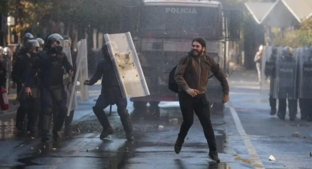 Αλβανία: Συνεχίζονται οι συγκρούσεις στα Τίρανα – Οι διαδηλωτές ετοιμάζουν αποκλεισμό της Βουλής