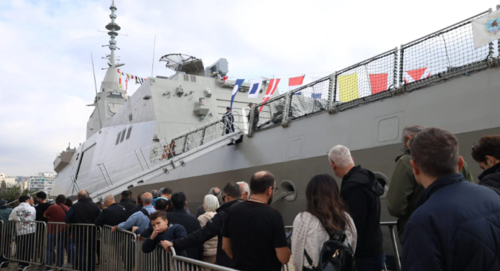 Θεσσαλονίκη: Μεγάλες ουρές για τη φρεγάτα «Κίμων» στο λιμάνι [βίντεο]