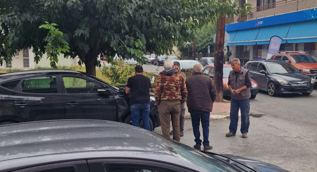 Σκύδρα: Μεγάλες ζημιές σε σταθμευμένο αυτοκίνητο από διερχόμενο όχημα οδικής βοήθειας