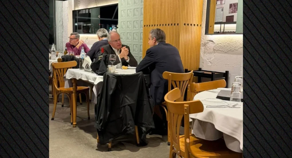 Μητσοτάκης και Τασούλας πήγαν στη «Διάβαση» για σουτζουκάκια και γύρο μετά την τελετή φωτισμού του Λευκού Πύργου