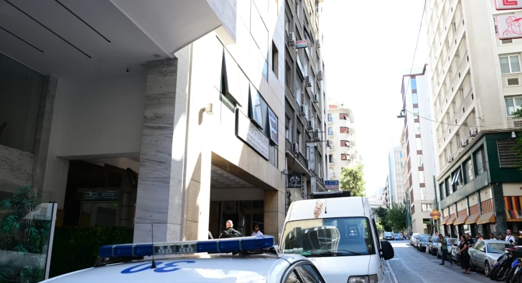 Συναγερμός στην Ομόνοια για ύποπτο χαρτοκιβώτιο